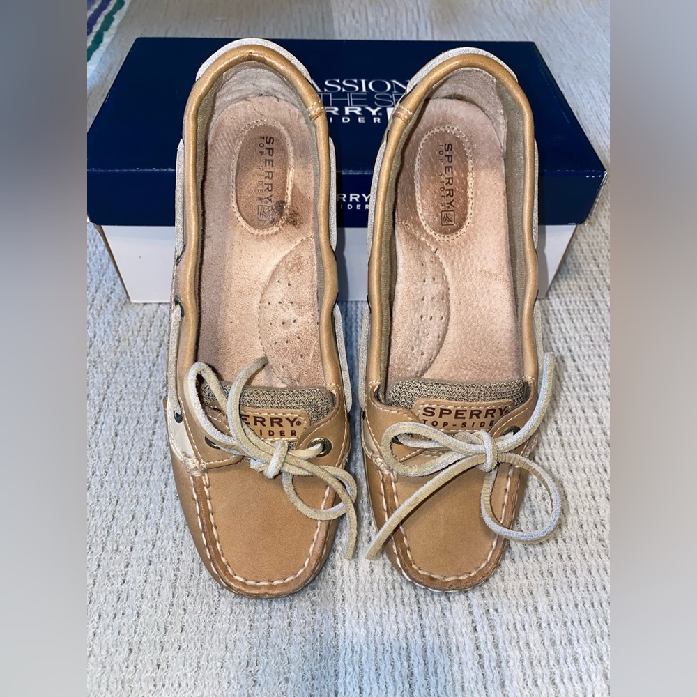 Women’s size 5 1/2 Sperry Tipesiders